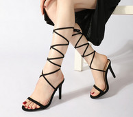 Női szandál magas vékony sarokkal és fűzővel