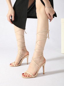 Női szandál magas vékony sarokkal és fűzővel