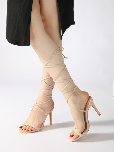 Női szandál magas vékony sarokkal és fűzővel