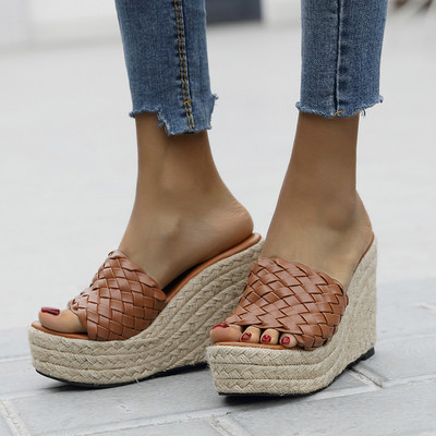 Női platformpapucs és bőrszíj