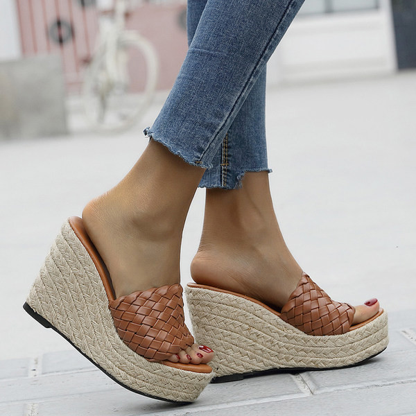 Női platformpapucs és bőrszíj