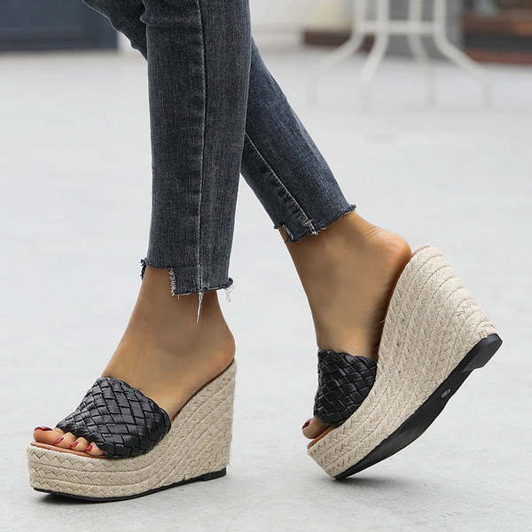 Női platformpapucs és bőrszíj