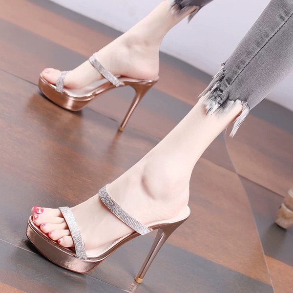 Κομψές ψηλοτάκουνες παντόφλες και πέτρες