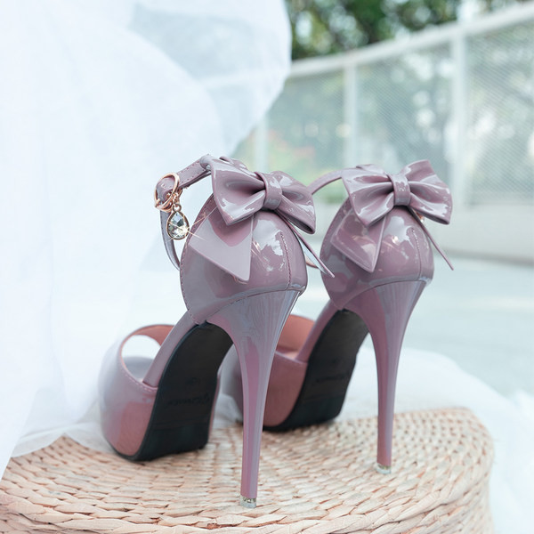 Elegáns női szandál szalaggal - három színben