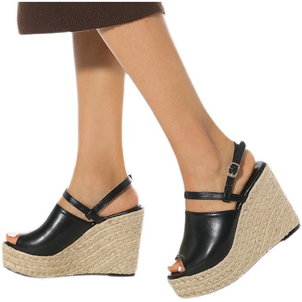 Alkalmi női szandál eko bőrből, 11 cm magas platformmal