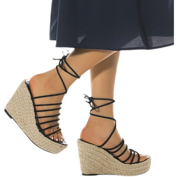 Női magas platformú szandál és vékony pántok a boka körül