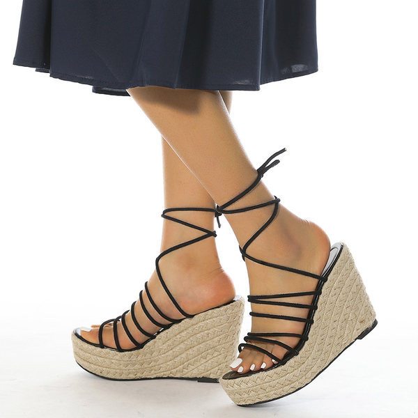 Női magas platformú szandál és vékony pántok a boka körül