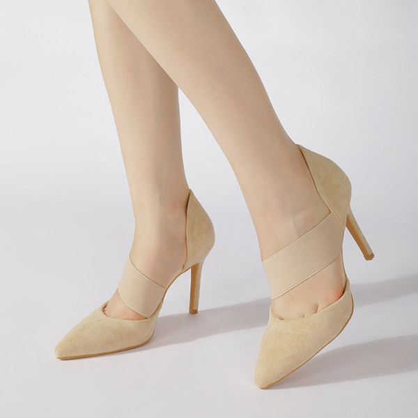 Női magas sarkú cipő fekete és bézs színben - hegyes modell