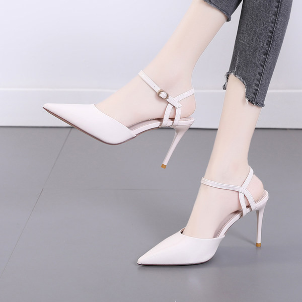 Γυναικεία μυτερά παπούτσια με ψηλό τακούνι 9 cm και μεταλλικό κούμπωμα