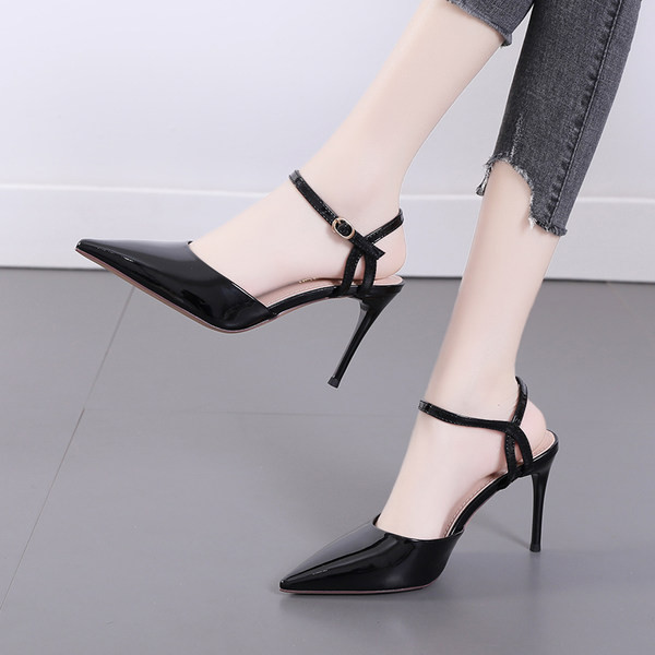 Γυναικεία μυτερά παπούτσια με ψηλό τακούνι 9 cm και μεταλλικό κούμπωμα