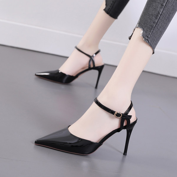 Γυναικεία μυτερά παπούτσια με ψηλό τακούνι 9 cm και μεταλλικό κούμπωμα