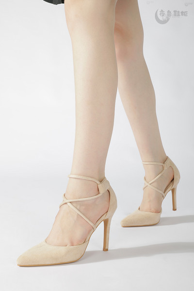 Stílusos hegyes cipő keresztkötéssel