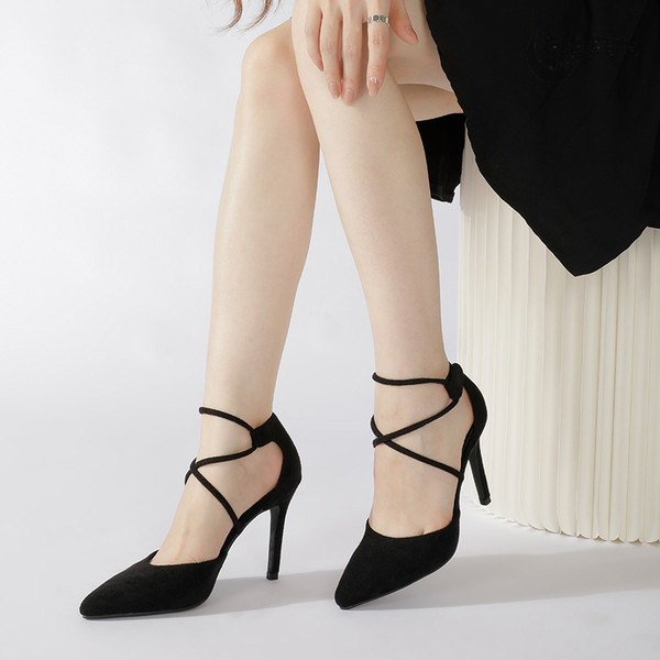 Stílusos hegyes cipő keresztkötéssel