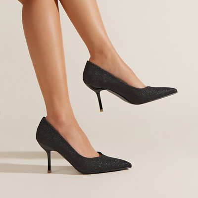 Vékony sarkú női cipő - hegyes modell
