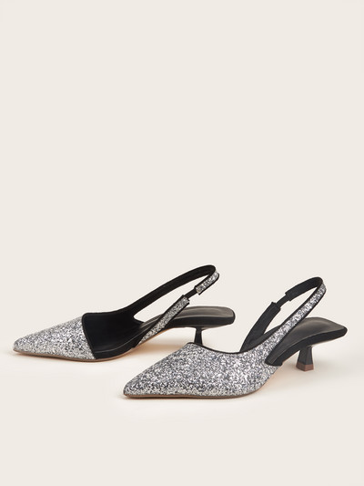 Fényes hatású, hegyes női szandál