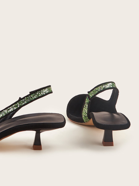 Fényes hatású, hegyes női szandál