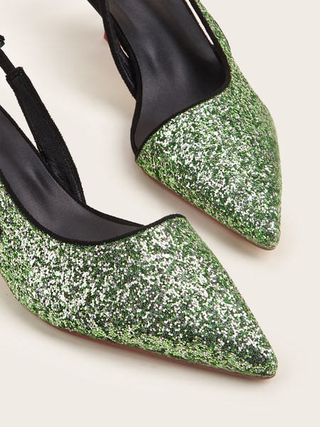 Fényes hatású, hegyes női szandál