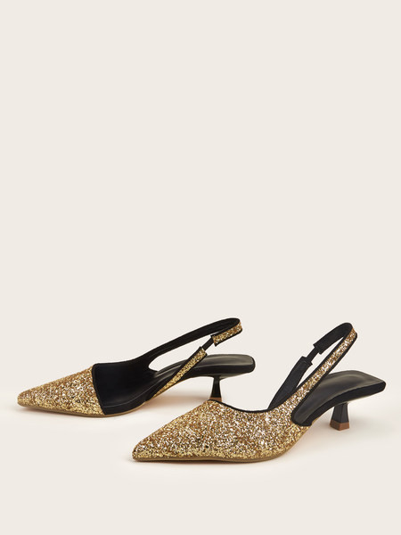 Fényes hatású, hegyes női szandál