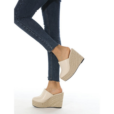 Női platformpapucs fekete és bézs színben