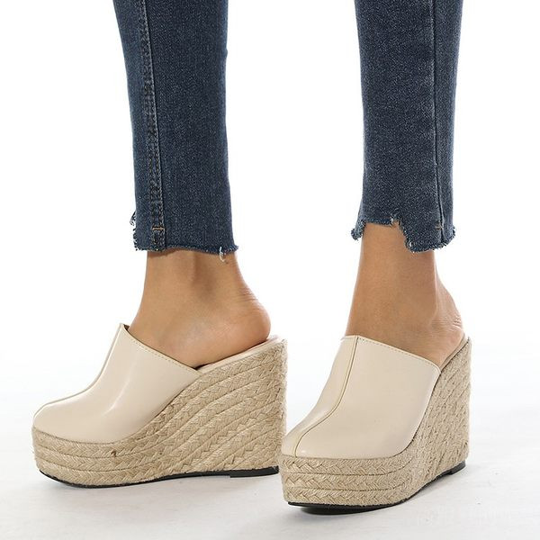 Női platformpapucs fekete és bézs színben