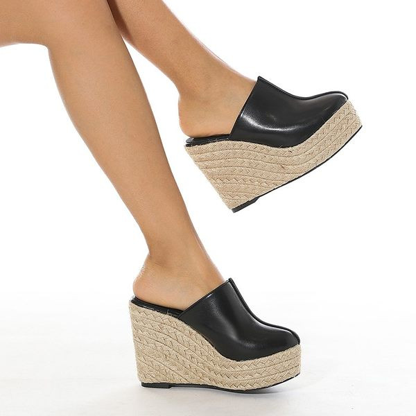 Női platformpapucs fekete és bézs színben