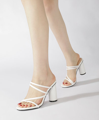 Modern női szandál bőr pántokkal és vastag