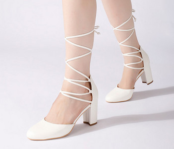 Öko bőrből készült modern női szandál fűzővel és sarokkal