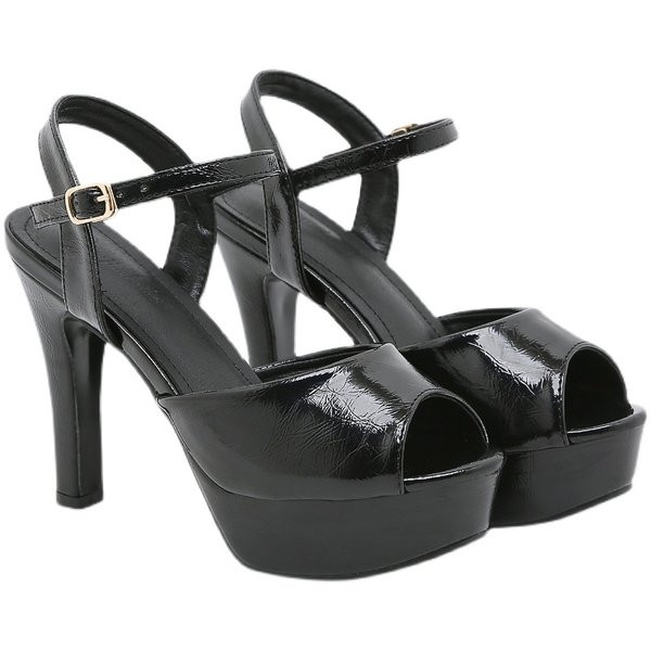 Fekete lakkbőr szandál sarokkal és platformmal