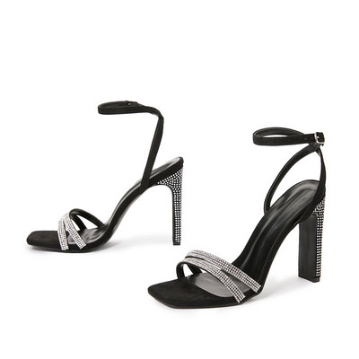 Stílusos női magas sarkú kövekkel díszített szandál