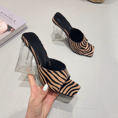 Stílusos női papucs, magas, átlátszó sarokkal, állatmintával