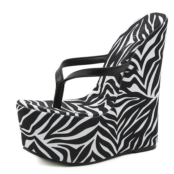 Női magas platformú papucs fekete színben