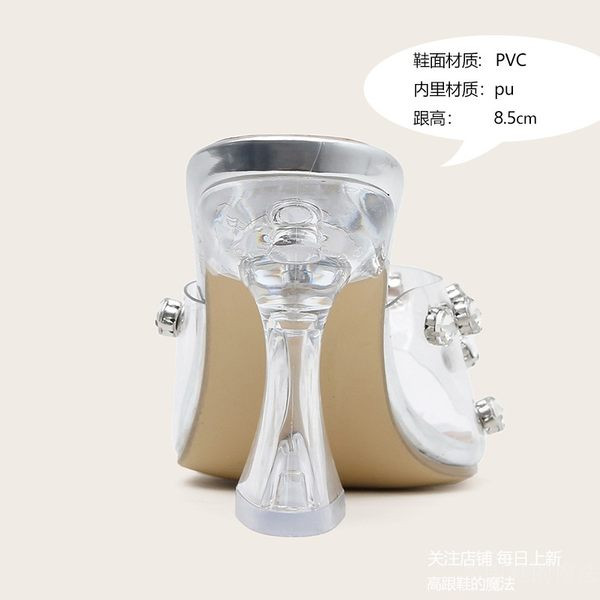 Női papucs 8,5 cm sarokkal és kövekkel