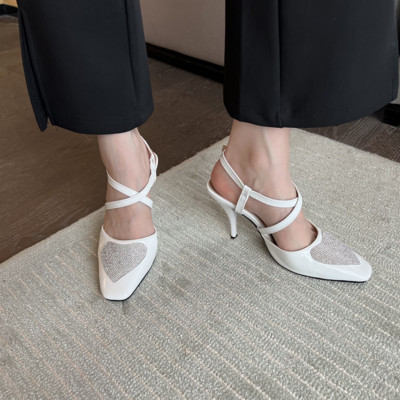 Stílusos női szandál alacsony vékony sarokkal