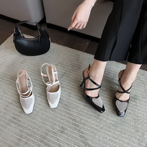 Stílusos női szandál alacsony vékony sarokkal