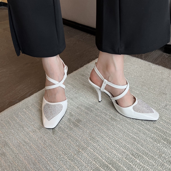 Stílusos női szandál alacsony vékony sarokkal