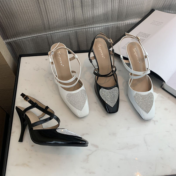 Stílusos női szandál alacsony vékony sarokkal