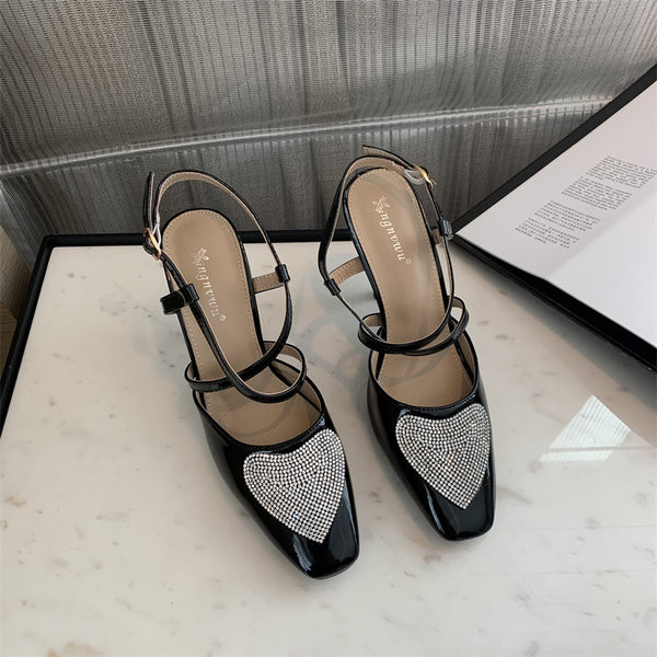 Stílusos női szandál alacsony vékony sarokkal