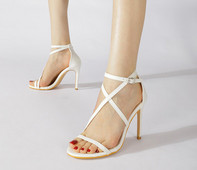 Női szandál bőrpánttal és vékony sarokkal