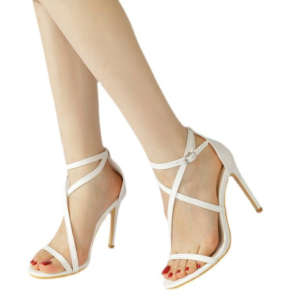 Női szandál bőrpánttal és vékony sarokkal