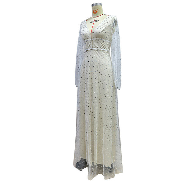 Női hosszú ruha mély nyakkivágással és tüllel