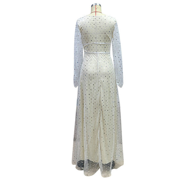 Női hosszú ruha mély nyakkivágással és tüllel