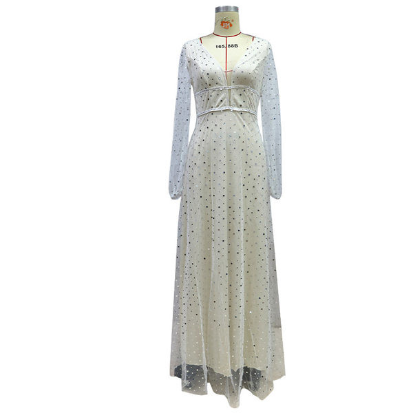 Női hosszú ruha mély nyakkivágással és tüllel