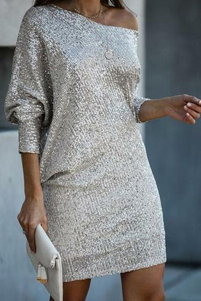 Modern női ruha flitterekkel, ezüst színben