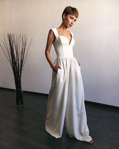 Női jumpsuit V-nyakkal és zsebekkel