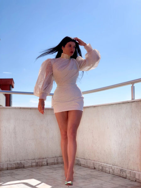 Elegáns rövid női ruha, széles, hosszú ujjú