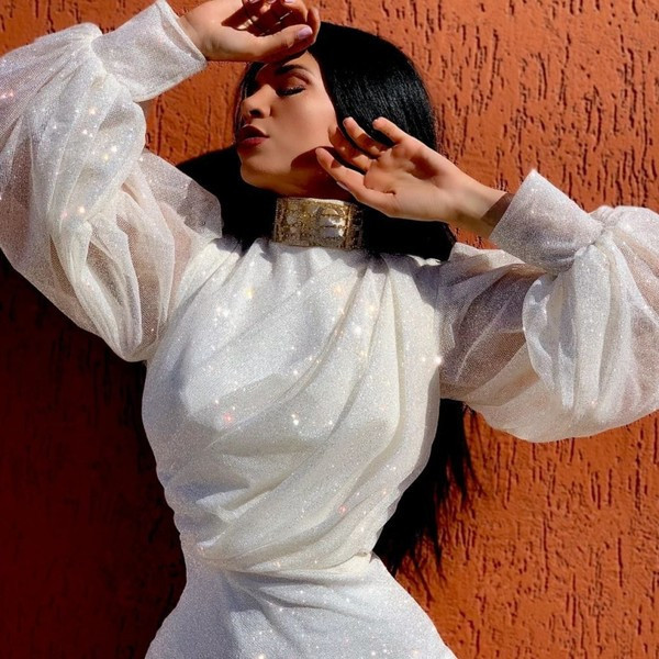 Elegáns rövid női ruha, széles, hosszú ujjú