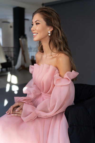 Stílusos, kivágott női ruha ejtett ujjakkal