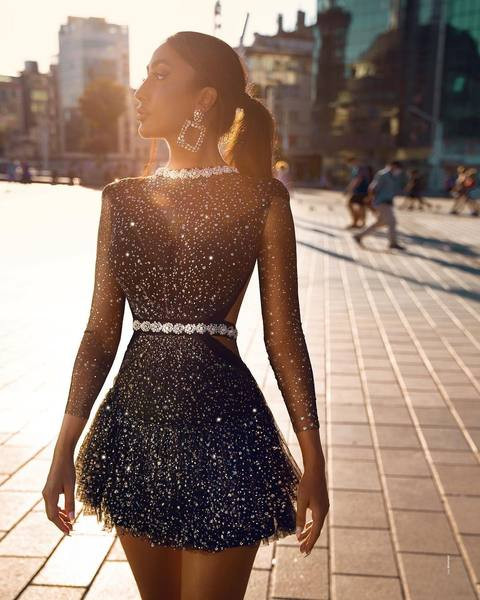 Stiilne lühike kivikeste ja pikkade varrukatega naiste kleit