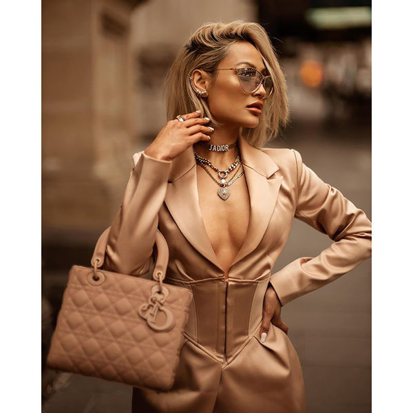 Модерна дамска къса рокля с дълъг ръкав и V-образно деколте 