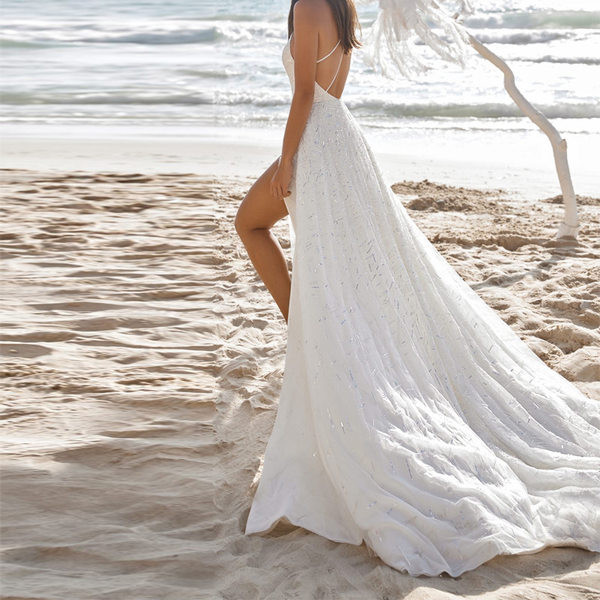 Formális hosszú női ruha hasítékkal és csupasz váll